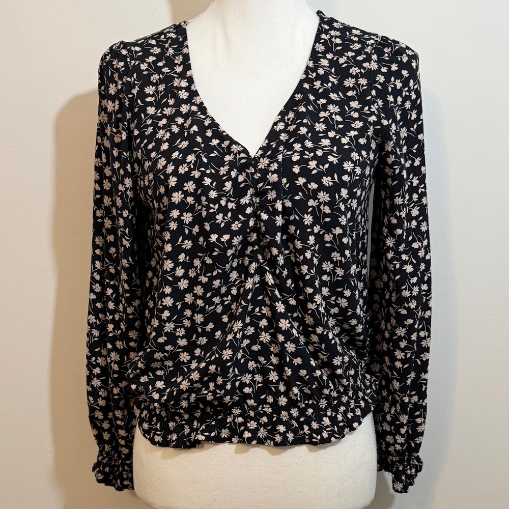 American Eagle Floral Long Sleeve Blouse Black White Daisy Print — Size Small